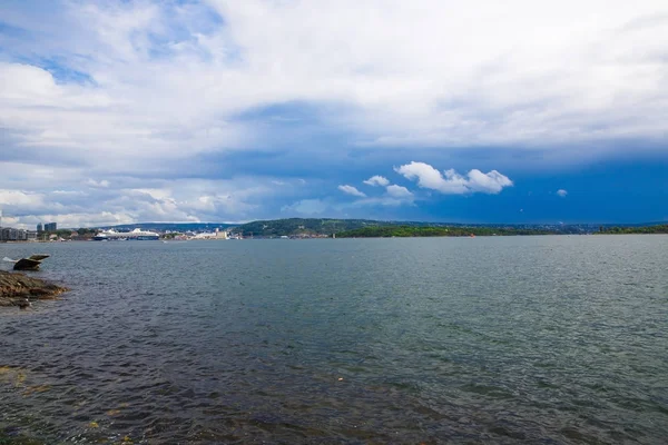 Oslo Norvège Août 2014 Côte Avec Navire Collines Forêt — Photo