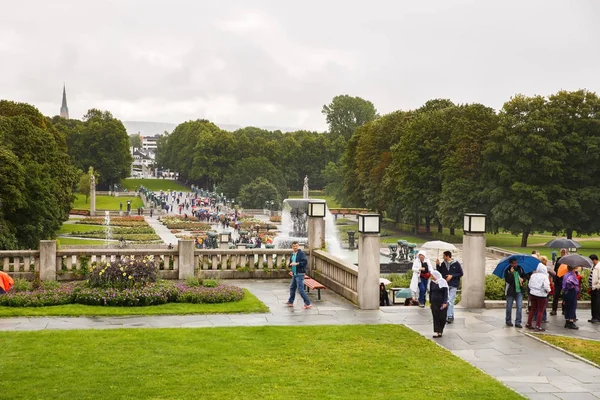 Oslo Noruega Agosto 2014 Personas Estatuas Parque Vigeland Día Lluvioso —  Fotos de Stock