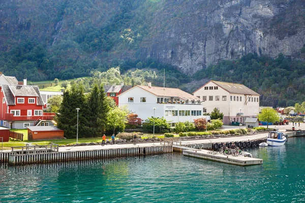 Aurlandsvangen Norge Augusti 2014 Turister Och Lokalbefolkningen Aurlandsvangen Byn Port — Stockfoto