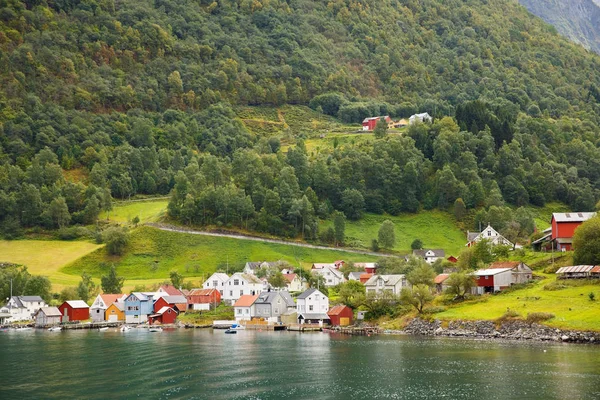 风景与 Naeroyfjord 山和传统村庄房子在挪威 — 图库照片