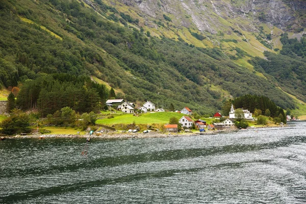 Τοπίο Naeroyfjord Βουνά Και Παραδοσιακά Σπίτια Στη Νορβηγία — Φωτογραφία Αρχείου