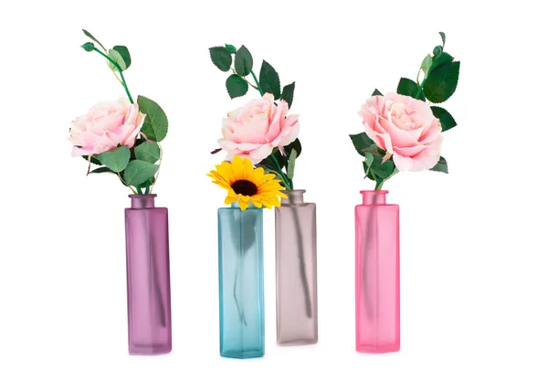 Rosa Stoffrosen Und Gänseblümchen Bunten Vasen Isoliert Auf Weißem Hintergrund — Stockfoto