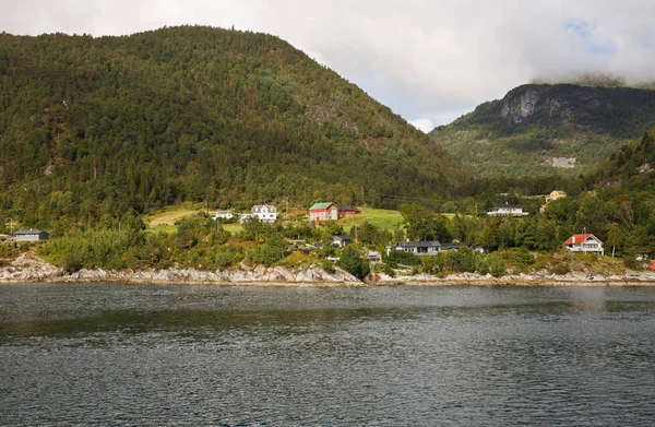 Landsbygdens Scen Med Hus Och Bergen Norge — Stockfoto