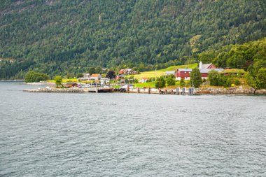 Dağlar, köy ve Norveç'te fjord ile Landscapoe.