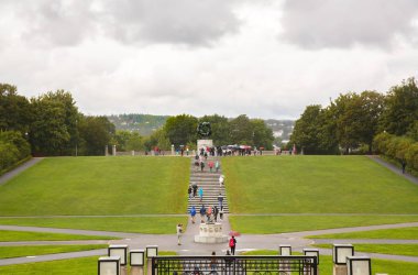 Oslo, Norveç-Ağustos 14, 2014 - insanlar ve heykeller Vigeland Park, yağmurlu bir gün.