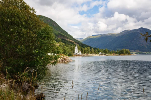 Paisagem Com Montanhas Fiorde Aldeia Noruega — Fotografia de Stock