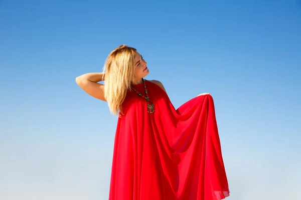 Mujer Rubia Vestido Rojo Sobre Fondo Azul Del Cielo — Foto de Stock