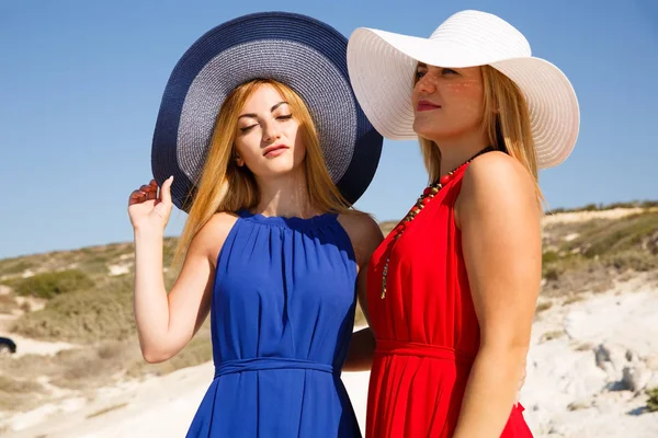 Blonde Vrouwen Rode Blauwe Jurken Het Strand Cyprus — Stockfoto