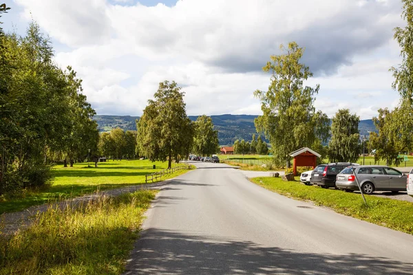 Норвегия Августа 2014 Пейзаж Природой Дорогами Автомобилями Норвежском Городе Лиллехаммер — стоковое фото