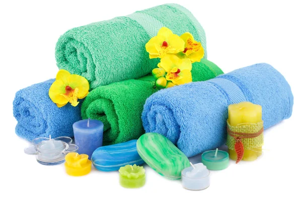 Spa Bezet Met Handdoeken Kaarsen Bloemen Geïsoleerd Witte Achtergrond — Stockfoto