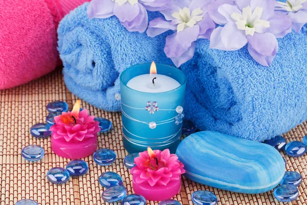 Spa Conjunto Com Toalhas Velas Sabonetes Flores Sobre Fundo Bambu — Fotografia de Stock