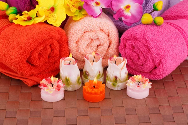 Spa Set Med Handdukar Ljus Och Blommor Bambu Bakgrund — Stockfoto