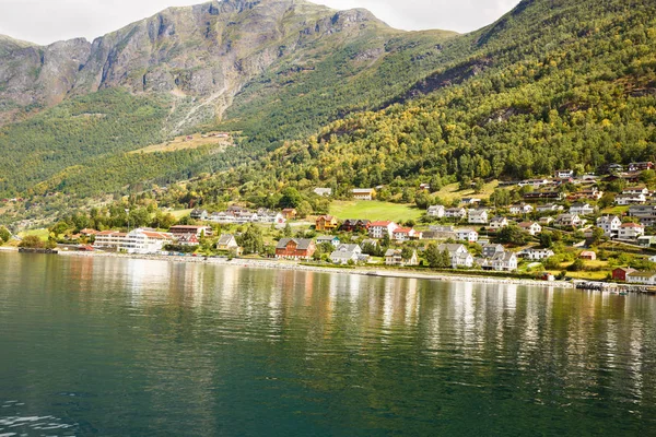 Paesaggio Con Naeroyfjord Montagne Case Villaggio Tradizionali Norvegia — Foto Stock