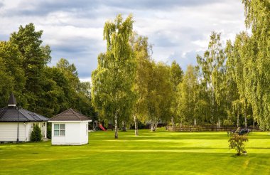 Beyaz ahşap evler ile manzara ve Norveç'te Bahçe.