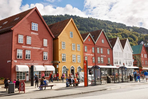 Bergen, Norveç-Ağustos 17, 2014 - turistler ve Bryggen Norveç şehir, Unesco Dünya Mirası tarihi kesiminde eski Hansa binalarda.