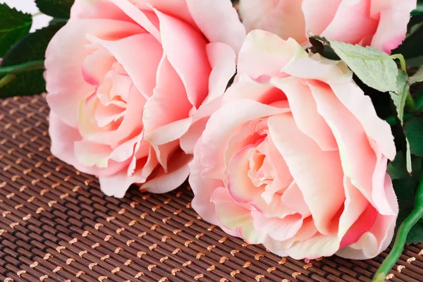 Rosa Rose Tessuto Sfondo Bambù Immagine Primo Piano — Foto Stock