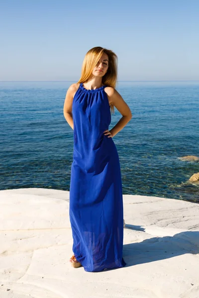 Mooie Blonde Vrouw Blauwe Jurk Het Strand Cyprus — Stockfoto