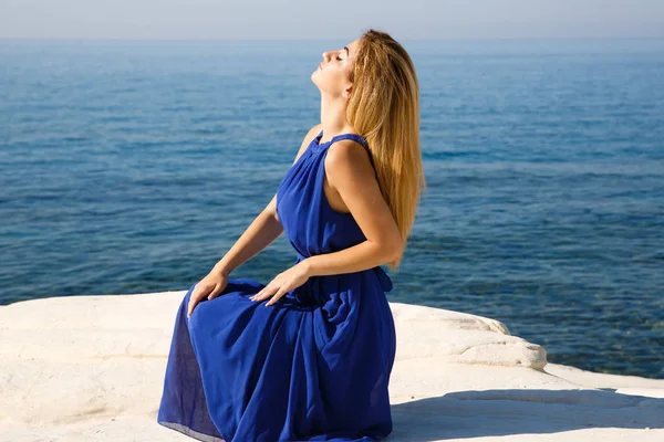 Pretty Blond Woman Blue Dress Beach Cyprus — Stock Photo, Image