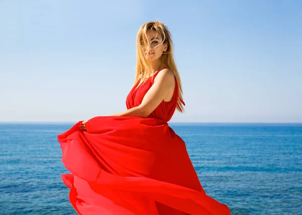 Mooie Blonde Vrouw Rode Jurk Het Strand Cyprus — Stockfoto