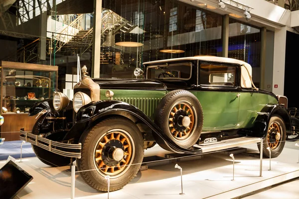 Brussels, Belçika - 25 Ağustos 2015 - Autoworld Museum, otomobil başlangıçlardan geçmişini gösteren eski araba koleksiyonu.