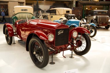 Brussels, Belçika - 25 Ağustos 2015 - Autoworld Museum, otomobil başlangıçlardan geçmişini gösteren eski araba koleksiyonu.