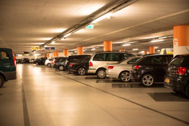 Amsterdam, Hollanda-yer altı otoparkı otomobillerde 18 Ağustos 2015-çok.