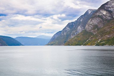 Naeroyfjord ve Norveç'te yüksek dağ manzara.