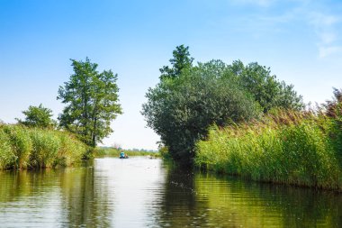 Giethoorn, Hollanda, 20 Ağustos 2015 - bilinmeyen turistler gezi tekne Hollanda masal Köyü.