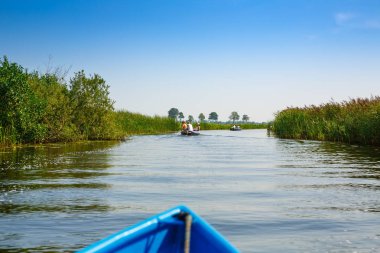 Giethoorn, Hollanda, 20 Ağustos 2015 - bilinmeyen turistler gezi tekne Hollanda masal Köyü.