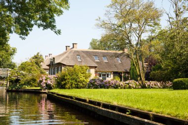 Güzel bahçe masal köyü Giethoorn Hollanda ile thatched çatı ev.