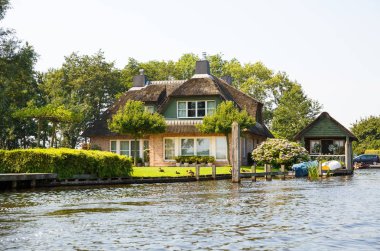 Güzel bahçe masal köyü Giethoorn Hollanda ile thatched çatı ev.