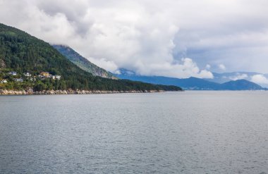 Fiyort ve Norveç'te dağ manzara.