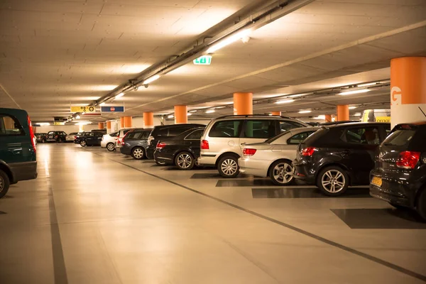 Амстердам Нидерланды Августа 2015 Многие Автомобили Подземном Паркинге — стоковое фото