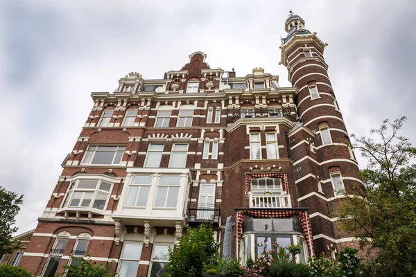 Oud Gebouw Met Bomen Bloemen Amsterdam Nederland — Stockfoto