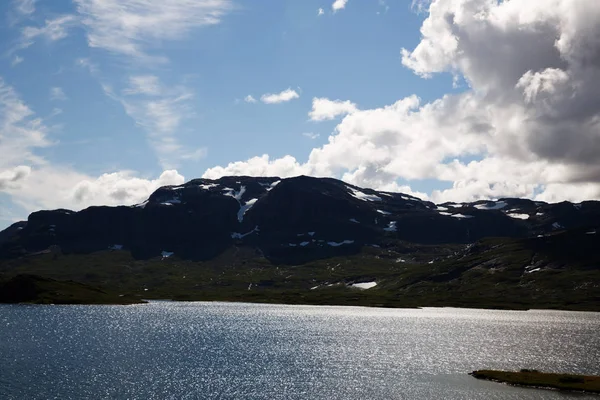 Paisagem Com Montanhas Lago Céu Nuvens Noruega — Fotografia de Stock