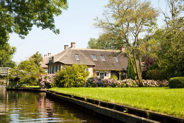 Σπίτι Αχυρένια Σκεπή Όμορφο Κήπο Παραμυθένιο Χωριό Giethoorn Ολλανδία — Φωτογραφία Αρχείου