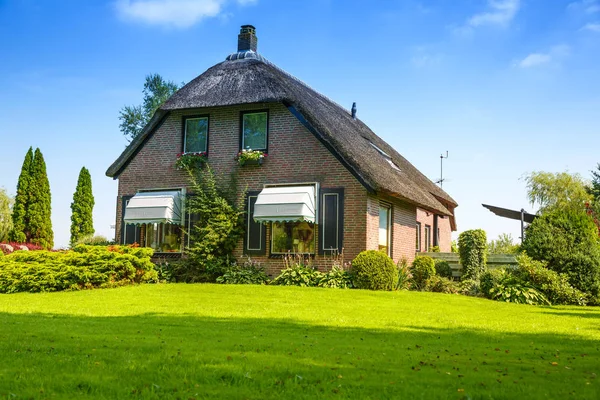 Casa Telhado Palha Com Jardim Beatiful Aldeia Conto Fadas Giethoorn — Fotografia de Stock