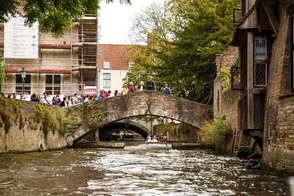 Brujas Bélgica Agosto 2015 Puente Medieval Los Turistas Canal Brujas —  Fotos de Stock