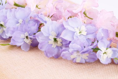 Tuval arka plan, portre resim üzerinde pembe kumaş çiçekler.