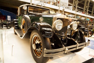 Brussels, Belçika - 25 Ağustos 2015 - Autoworld Museum, otomobil başlangıçlardan geçmişini gösteren eski araba koleksiyonu.