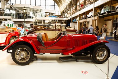 Brussels, Belçika - 25 Ağustos 2015 - Autoworld Museum, otomobil başlangıçlardan geçmişini gösteren eski araba koleksiyonu.