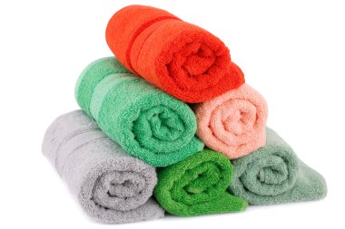 Beyaz arka plan üzerinde izole havlu haddelenmiş.