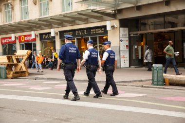 Brussels, Belçika-Ağustos 13, 2015-üç Belçika polis devriye memuru sokakta yürümek silahlı.