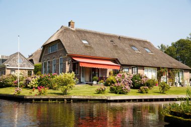 Güzel bahçe masal köyü Giethoorn Hollanda ile thatched çatı ev.