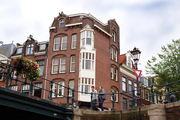 Amsterdã Holanda Agosto 2015 Canal Com Edifícios Pessoas Vista Água — Fotografia de Stock