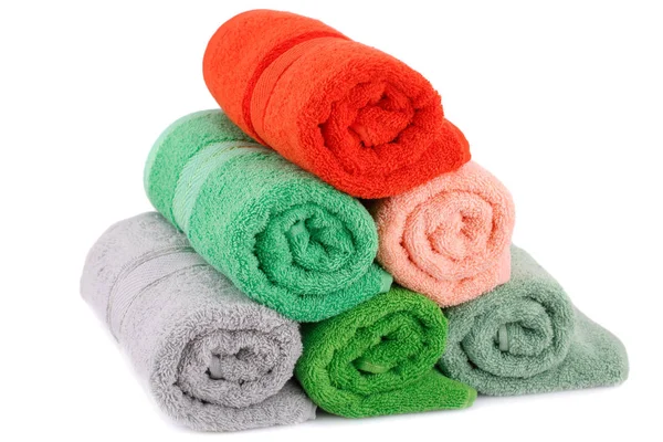 Beyaz arka plan üzerinde izole havlu haddelenmiş.