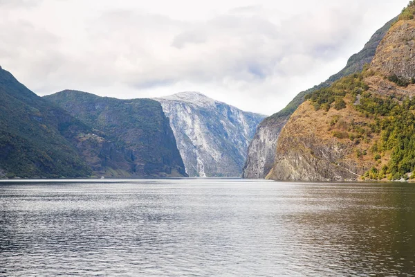 Paisagem Com Naeroyfjord Altas Montanhas Noruega — Fotografia de Stock