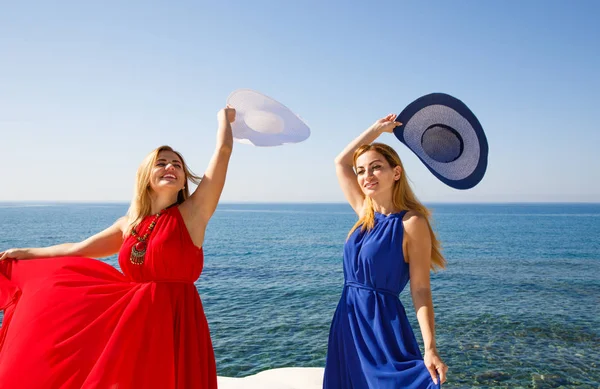 Blonde Vrouwen Rode Blauwe Jurken Het Strand Cyprus — Stockfoto