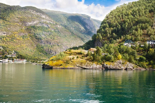 Paisaje Con Naeroyfjord Montañas Casas Pueblo Tradicionales Noruega —  Fotos de Stock