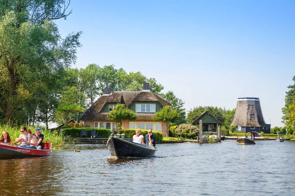 Giethoorn, Hollanda, 20 Ağustos 2015 - bilinmeyen turistler gezi tekne Hollanda masal Köyü.